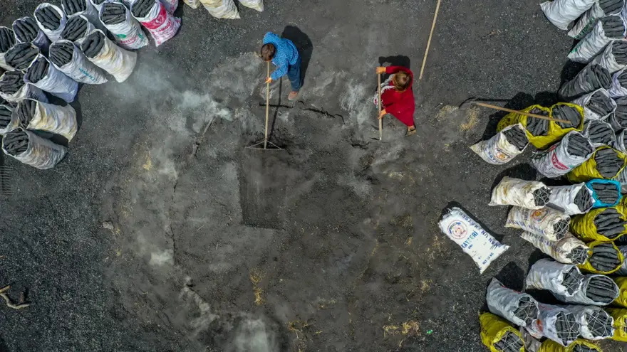 Ekmeklerini mangal kömüründen çıkarıyorlar 27