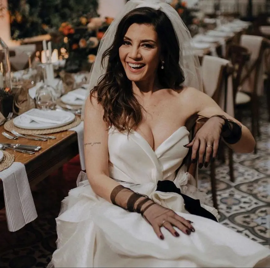 Gökçe Bahadır'dan eşi Emir Ersoy'a: Seni karşıma çıkaran her şeye teşekkür ederim 1 Gökçe Bahadır'dan eşi Emir Ersoy'a: Seni karşıma çıkaran her şeye teşekkür ederim 1