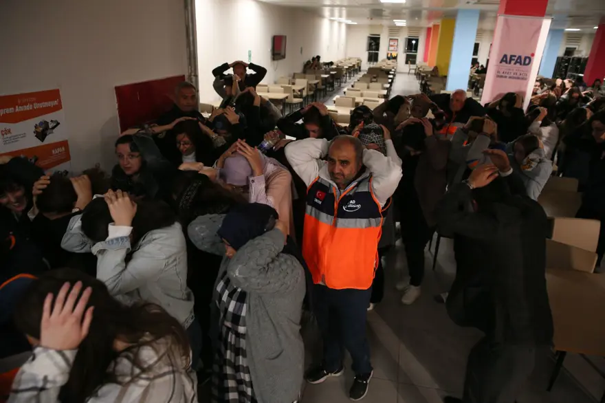 KYK yurtlarında eş zamanlı deprem tatbikatı 34