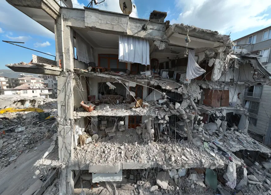 Hatay'da hasarlı evlerin içi görüntülendi 3