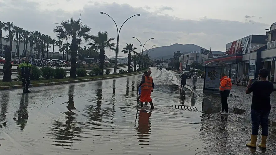 Bodrum'da kuvvetli sağanak: Yollar göle döndü 8 Bodrum'da kuvvetli sağanak: Yollar göle döndü 8