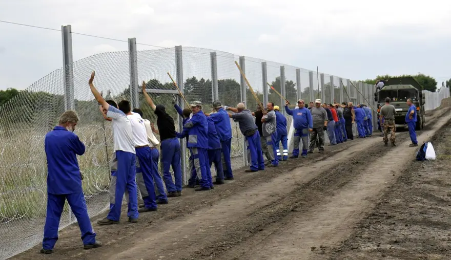 Macaristan-Sırbistan sınırına tel örgü 32 Macaristan-Sırbistan sınırına tel örgü 32