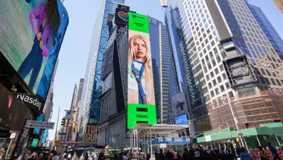 Aleyna Tilki New York Times Meydanı'nda