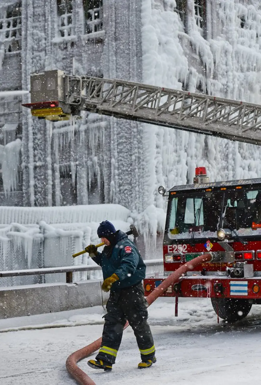 İtfaiyenin buzla mücadelesi 48