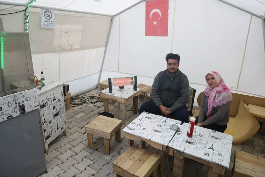 Depremde kaldıkları çadır şimdi ekmek tekneleri oldu: Eşi ve çocuklarıyla hayata böyle tutunuyor 1 Depremde kaldıkları çadır şimdi ekmek tekneleri oldu: Eşi ve çocuklarıyla hayata böyle tutunuyor 1
