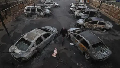 Yahudi yerleşimciler otomobil galerisini ateşe verdi