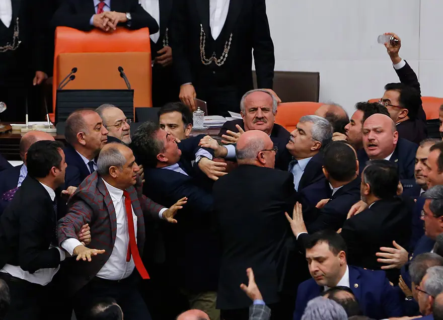 Meclis'te yumruklu kavga 17