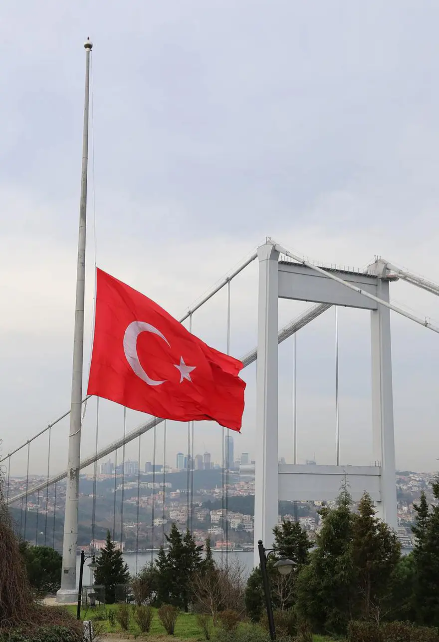 Türk Bayraklar yarıya indirildi 4