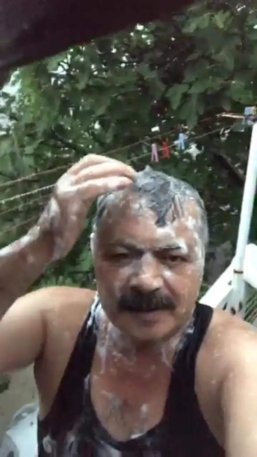 YAĞMURDA BAŞINA ŞAMPUAN DÖKÜP YIKANDI 4