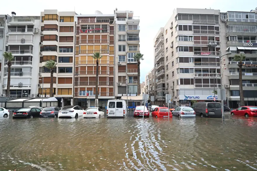 İzmir'i sağanak ve fırtına vurdu: Kıyı şeridi su altında! 19
