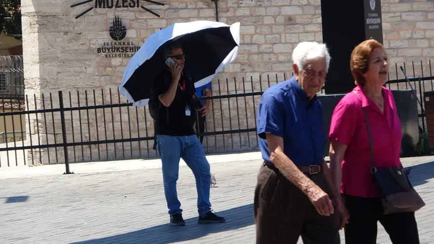 Taksim'de turistlerin sıcak havayla imtihanı 2