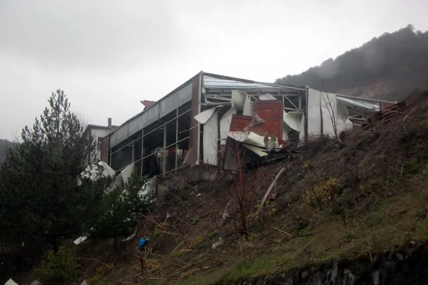 ELEKTRİK KESİNTİLERİ YAŞANDI 3 ELEKTRİK KESİNTİLERİ YAŞANDI 3