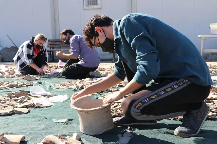 Tatarlı Höyük'te Orta Demir Çağ'a ait depolama alanı bulundu 19 Tatarlı Höyük'te Orta Demir Çağ'a ait depolama alanı bulundu 19