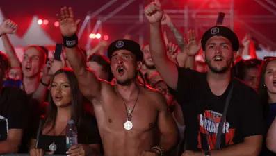 Thompson konserinde Nazi selamı skandalı