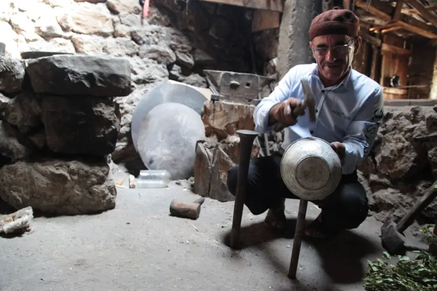 Çırak bulamayan 79 yaşındaki kalaycı ustası eşiyle birlikte çalışıyor 4