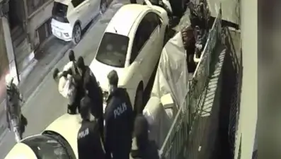 Kağıthane'de evlat dehşeti: Annesini dövüp, kendisini odaya kilitledi