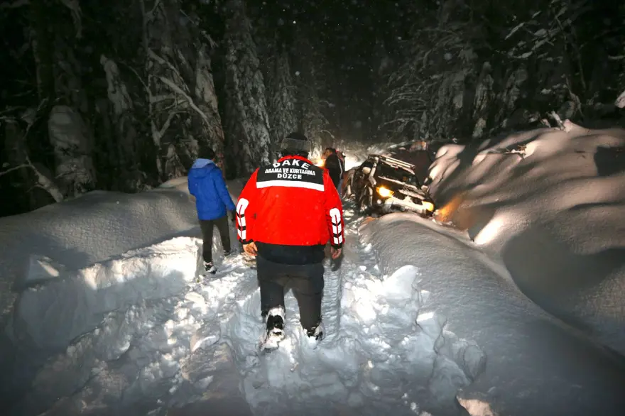 Düzce'de yaylada araçları kara saplanarak kalan 4 kişiye güçlükle ulaşıldı 2 Düzce'de yaylada araçları kara saplanarak kalan 4 kişiye güçlükle ulaşıldı 2