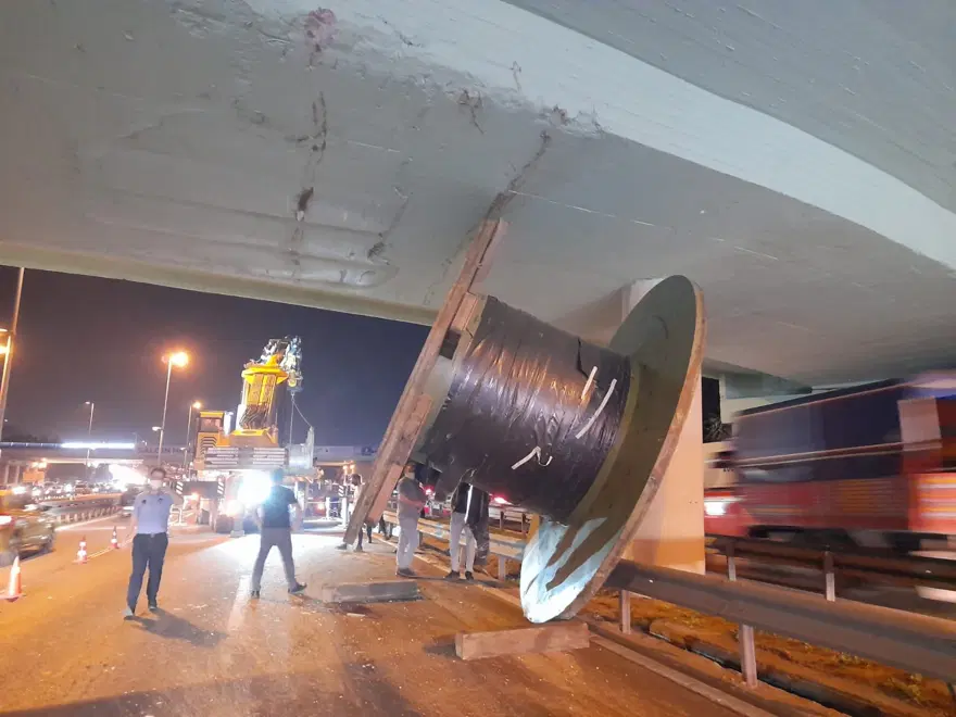 TIR'daki dev makara köprüde takılı kaldı 3 TIR'daki dev makara köprüde takılı kaldı 3