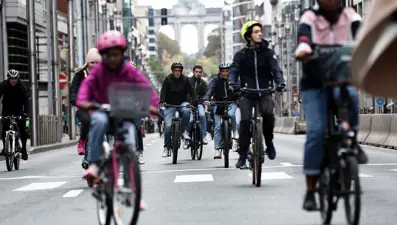 Brüksel sakinleri "arabasız" yolların keyfini yaşadı