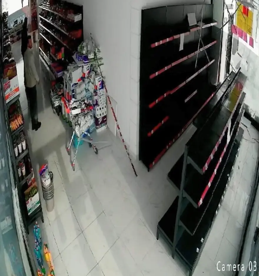 Bayburt'ta çatıdan düşen kar, hasara yol açtı 1