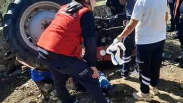 Balıkesir'de traktör devrildi, sürücü yaralandı