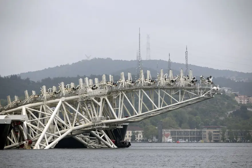 Pioneering Spirit, İstanbul Boğazı'ndan geçti 10