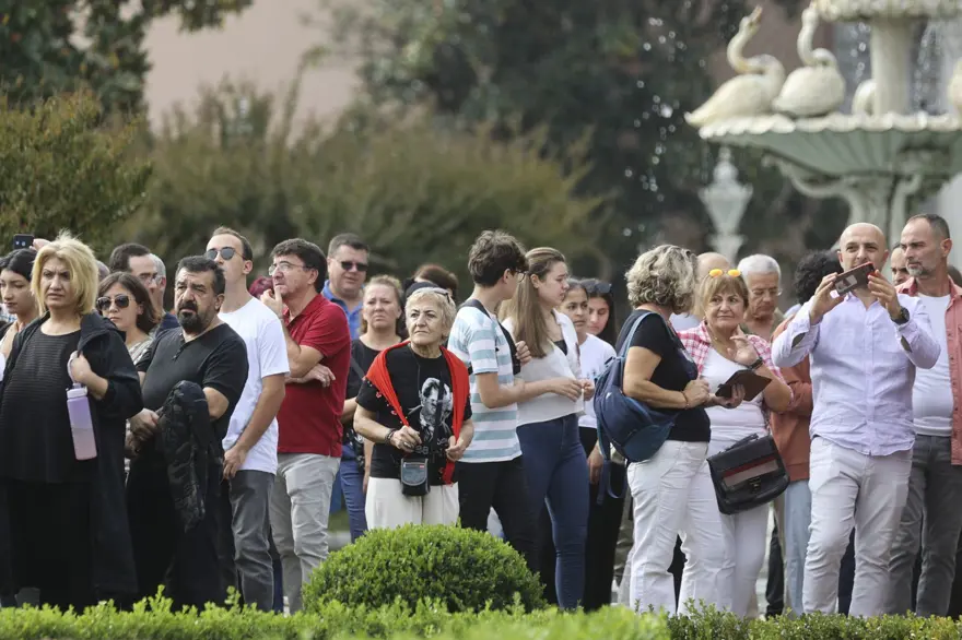Dolmabahçe Sarayı'na Cumhuriyet'in 100. yılında ziyaretçi akını 2 Dolmabahçe Sarayı'na Cumhuriyet'in 100. yılında ziyaretçi akını 2