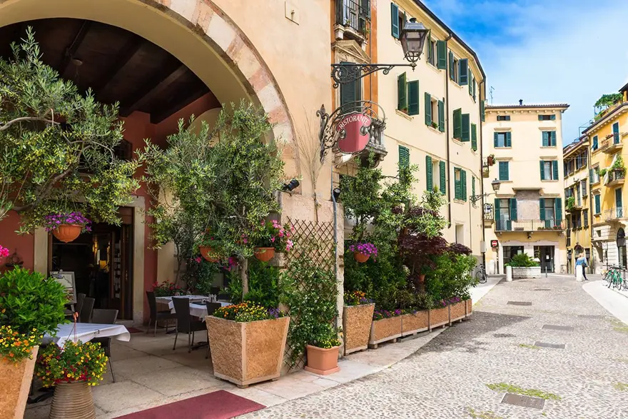 verona gezi rehberi, verona rehberi, verona gezilecek yerler, verona görülecek yerler, romeo ve juliet'in şehri, Adige Irmağı, Bra Meydanı, Casa di Giulietta, Castelvecchio, Erbe Meydanı, Via Mazzini 16