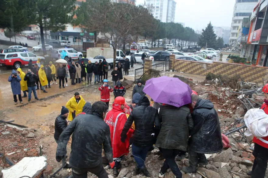 ANNE VE KIZI 10 SAAT SONRA SAĞ ÇIKARILDI 82