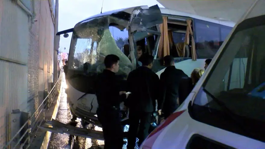 Bakırköy'de çevik kuvvet otobüsü üst geçide çarptı 