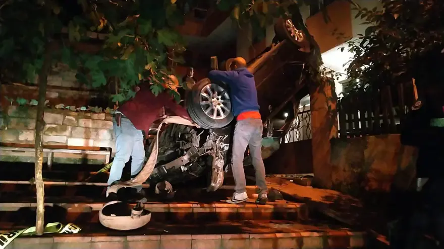 Fren yerine gaza bastığı otomobiliyle merdivenlerden yuvarlandı 7