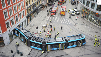 Oslo'da tramvay raydan çıktı, mağazaya girdi!