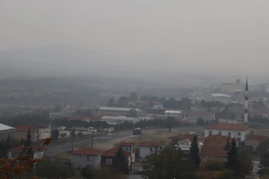 Yasağı kimse dinlemedi, ilçe dumana boğuldu: Çatılara kül yağdı 5