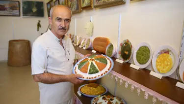 Azerbaycanlı ressam Azizli yaptığı yemek maketleriyle müze oluşturdu
