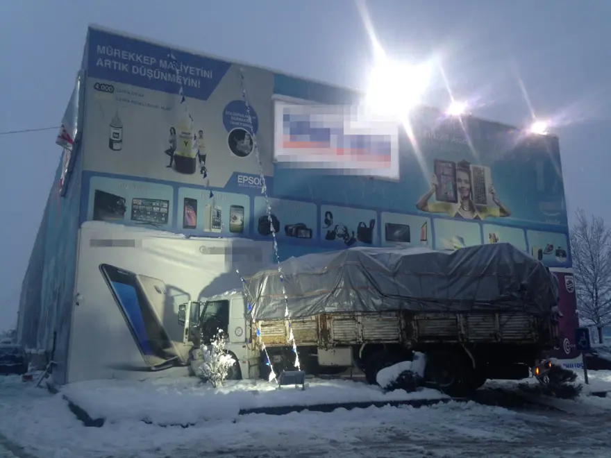 Kamyonunu, arızalanan telefonunu aldığı mağazaya sürdü 2