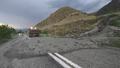 Erzurum’da sel yolu kapattı