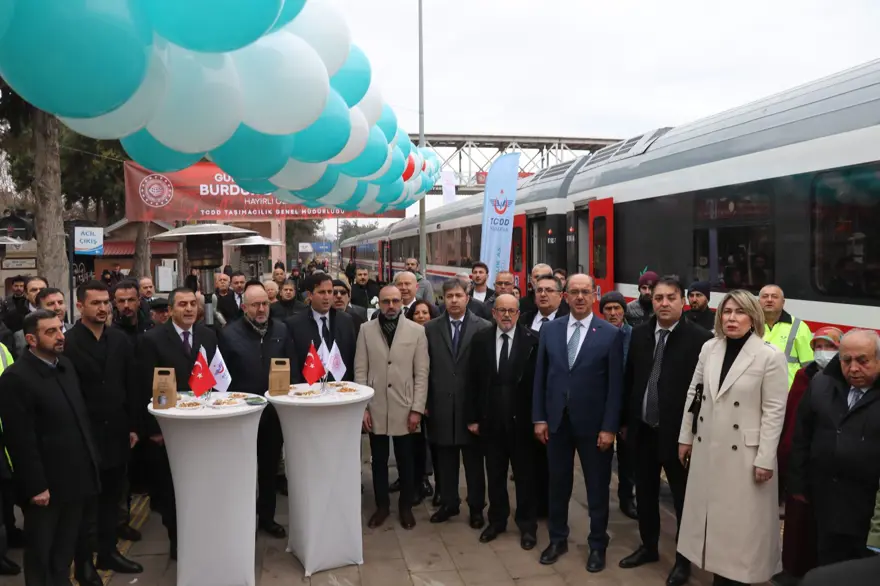 15 yıllık tren hasreti bitti: Burdur'da yolcu taşıma seferleri Güller Ekspresi'yle başladı 4