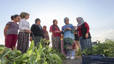 Emine Erdoğan'dan çiftçi kadınlarla ata tohumlu domates hasadı
