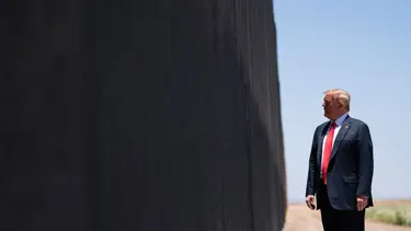 Trump'tan yeni "önlem": Göçmen duvarına siyah boya