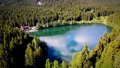 Masal diyarlarından farkı yok! Kalp şeklindeki görüntüsüyle büyülüyor, ziyaretçi akını sürüyor