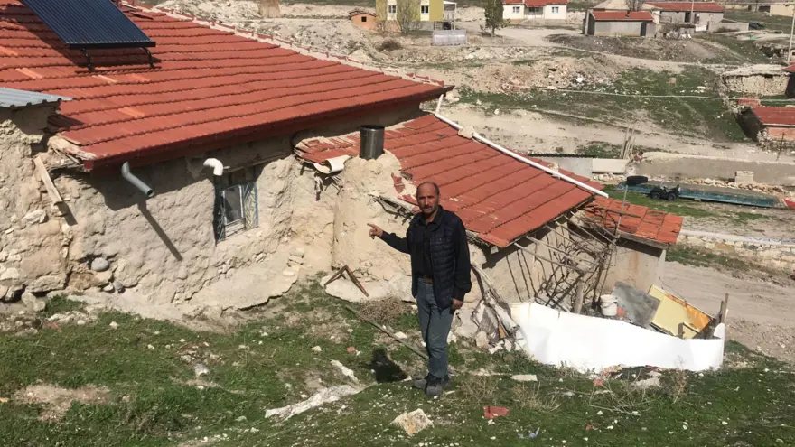 Dağdan kopan dev kayalar yerleşim yerine geldi | Fay hattının başladığı nokta 1