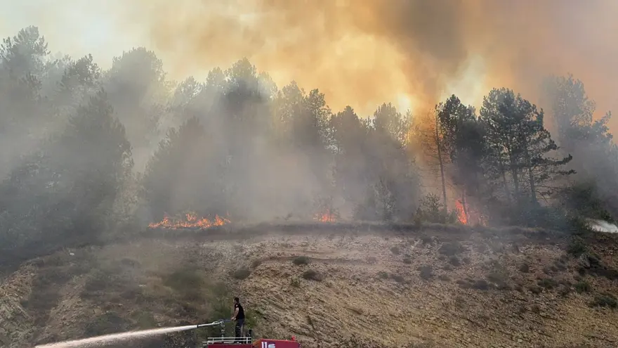 ALEVLER BÜYÜDÜ, KARAYOLU KAPATILDI 2