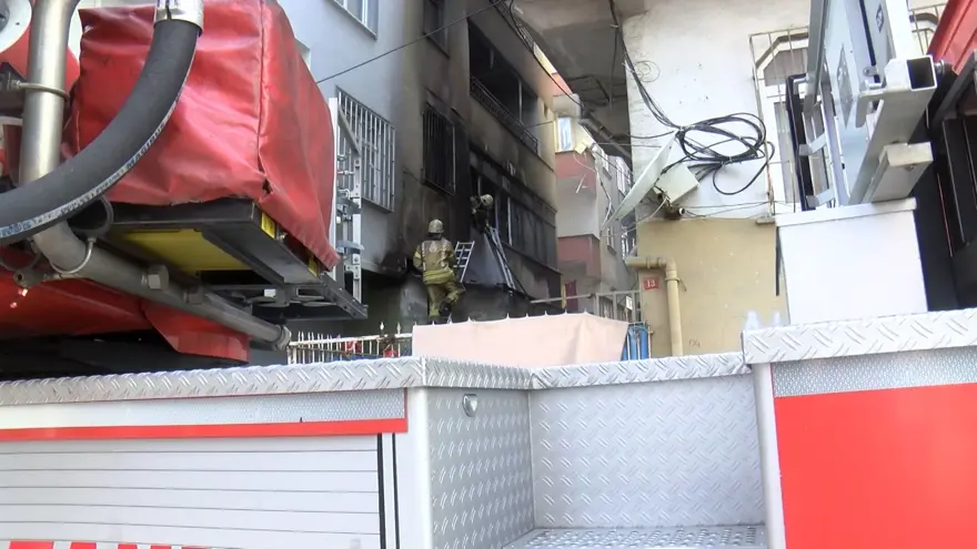 Yanan motosikletten alevler binaya sıçradı 2