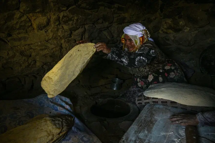 Kars'ın Arpaçay ilçesi Kuyucuk köyünde fırına gidilmiyor ekmeği kadınlar yapıyor 3 Kars'ın Arpaçay ilçesi Kuyucuk köyünde fırına gidilmiyor ekmeği kadınlar yapıyor 3