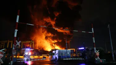 İskenderun Limanı'nda depremde devrilen konteynerlerde çıkan yangın sürüyor