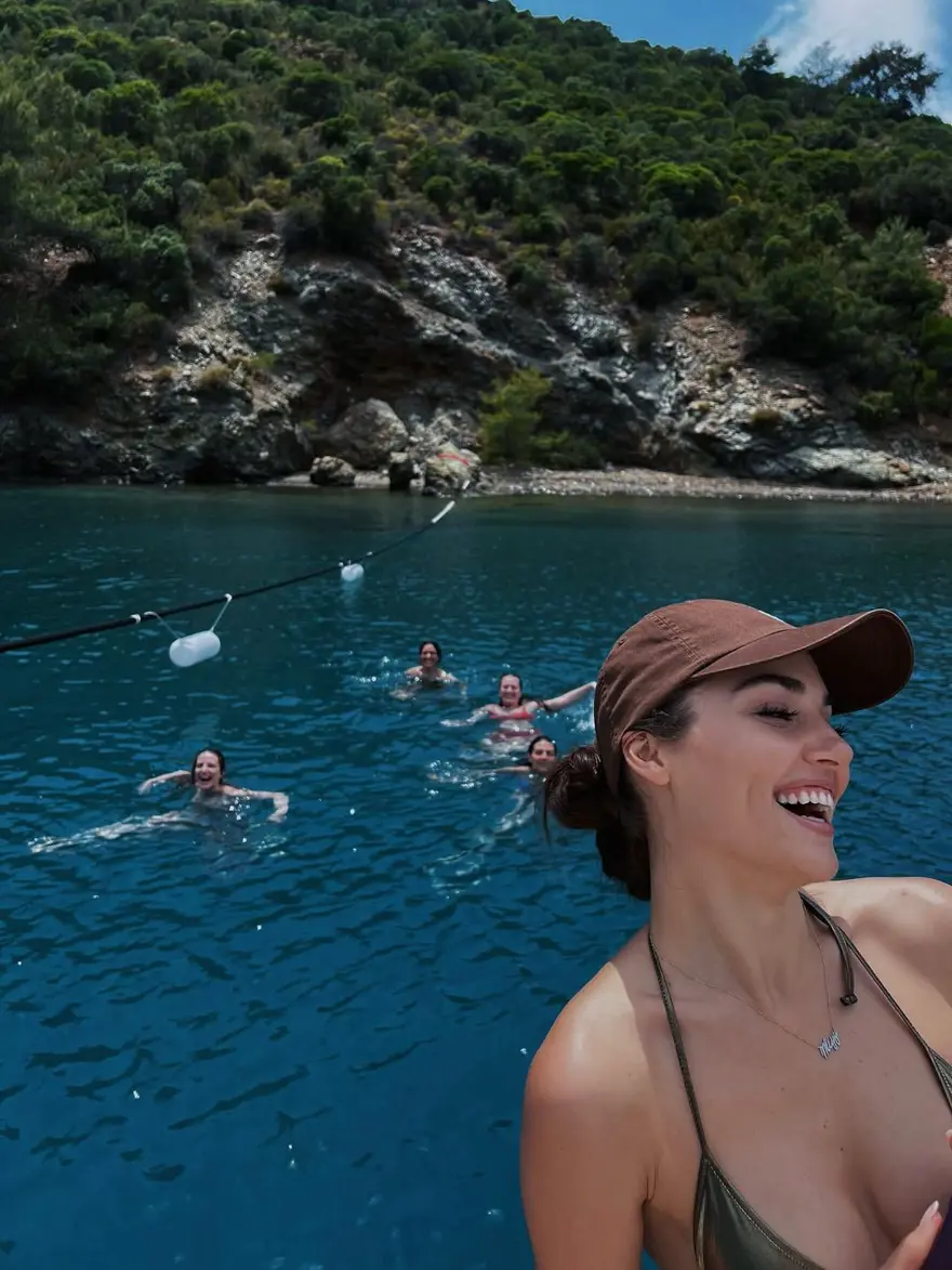 Hande Erçel tekne pozlarıyla beğeni topladı 3