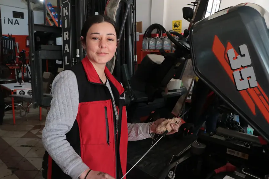 Sanayinin tek kadın çalışanı Melike Hanım:Ağabeyine özendi şimdi forklift servisinde çıraklık yapıyor Sanayinin tek kadın çalışanı Melike Hanım:Ağabeyine özendi şimdi forklift servisinde çıraklık yapıyor
