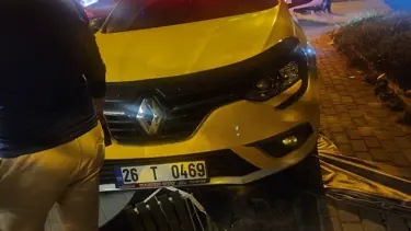 Sürücü el frenini çekmediği taksisinin altında kaldı