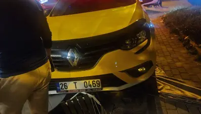 Sürücü el frenini çekmediği taksisinin altında kaldı