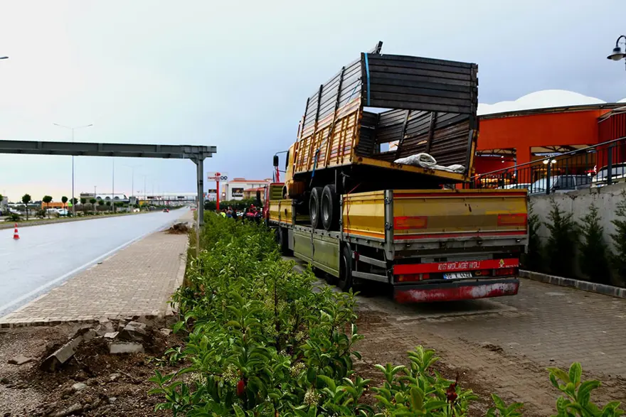 Kamyon taşıyan TIR üst geçide çarptı 5